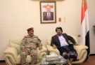 وزير الدفاع يناقش مع محافظ حضرموت الاوضاع الامنية و يتفقد جاهزية المنطقة العسكرية الأولى